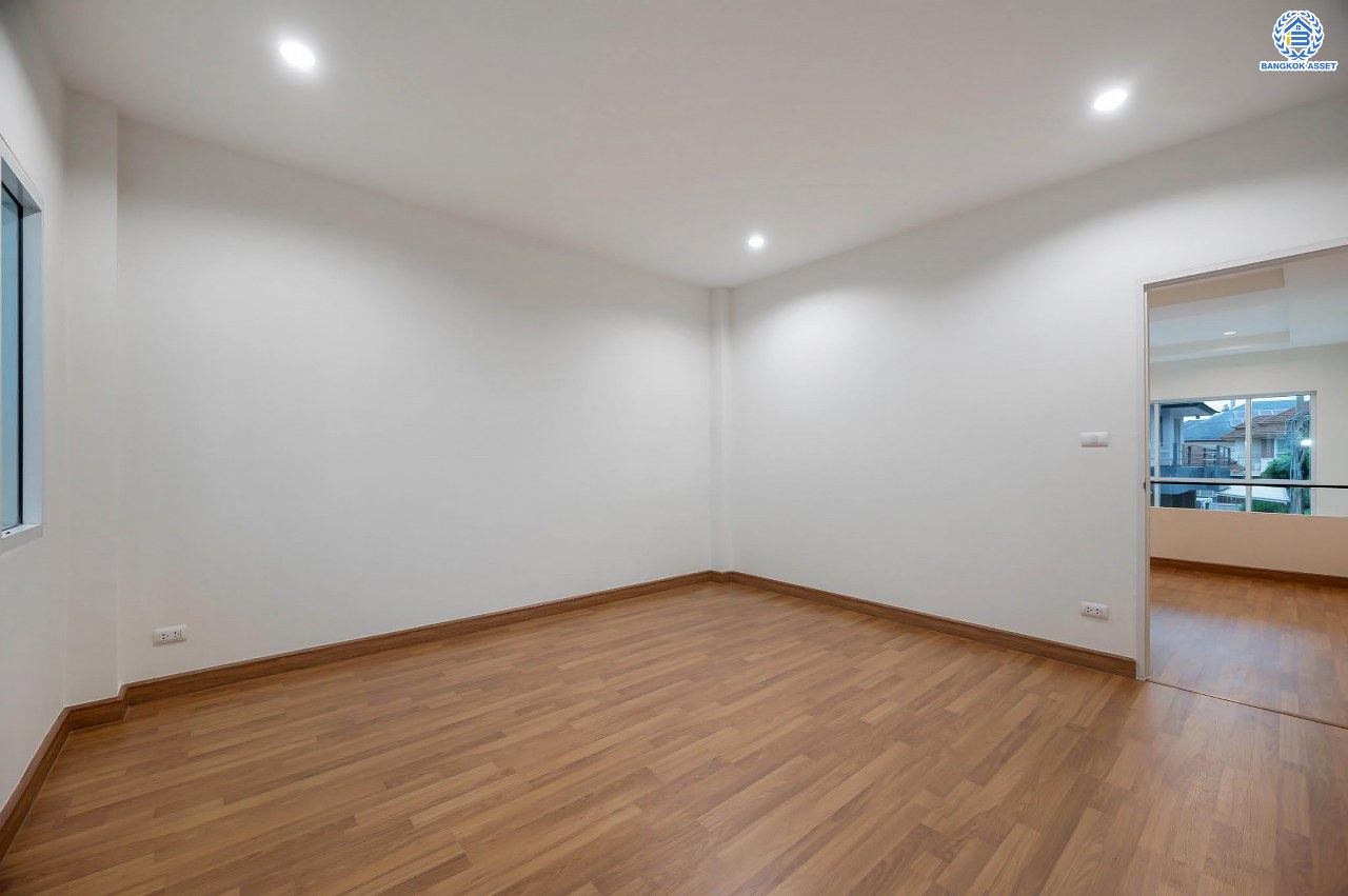 บ้านมือสองตกแต่งใหม่ โครงการ บุษราคัมรีเจนท์ ปิ่นเกล้า-บรมราชชนนี เนื้อที่ 54.20 ตร.ว. ฟังก์ชัน 3 ห้องนอน 3 ห้องน้ำ จอดรถได้ 2 คัน สภาพแวดล้อมดี เดินทางเข้าสู่เมืองได้สะดวกเชื่อมต่อ ถนนพุทธมณฑล สาย 2, ถนนบรมราชชนนี, ถนนกาญจนาภิเษก, ถนนศาลาธรรมสพน์ ใกล้เซ็นทรัลปิ่นเกล้า และ จุดขึ้นทางด่วน "ศรีรัช"...